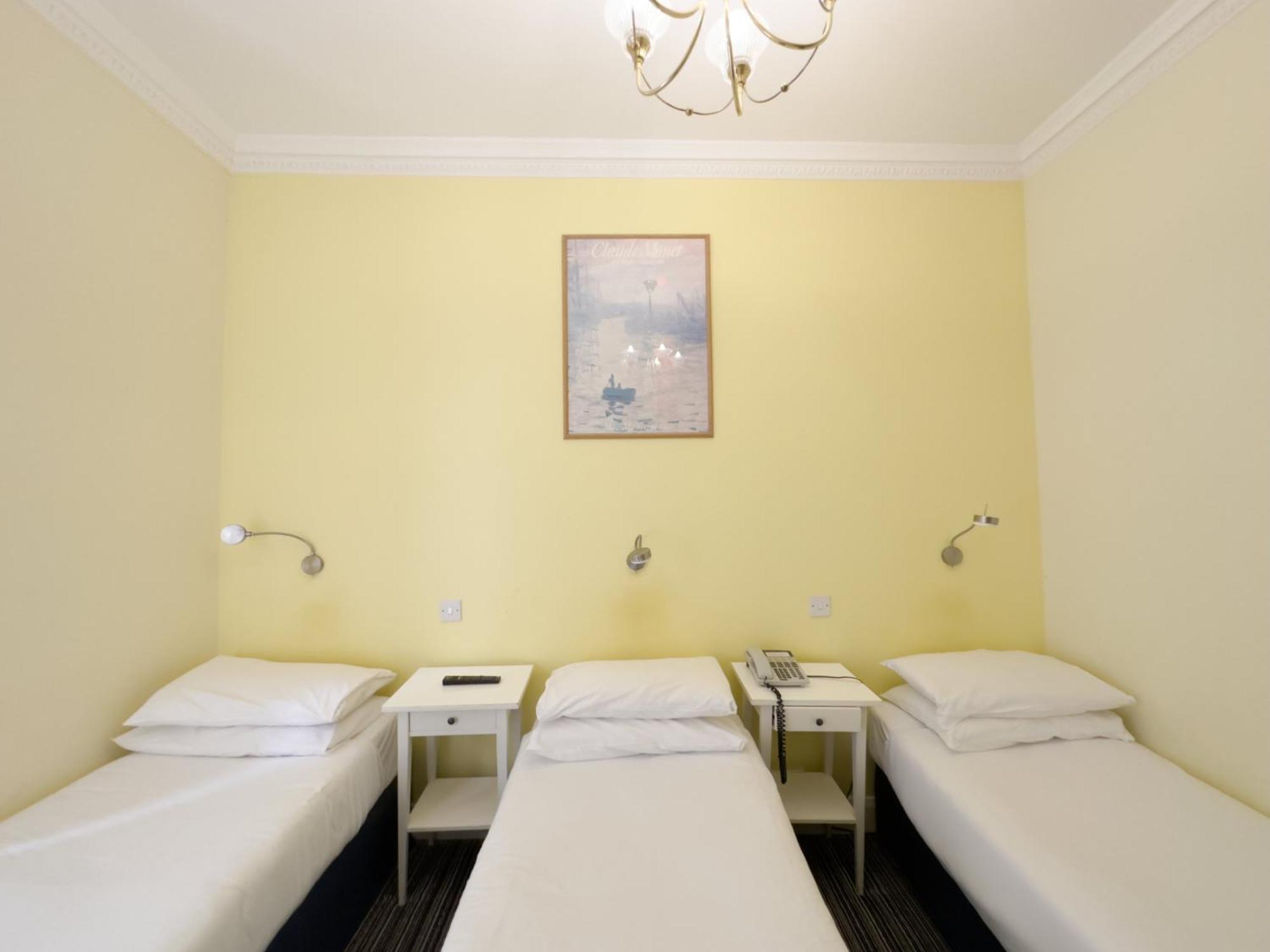 Quarto Triplo com Banheiro Privativo